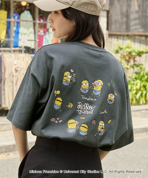 MINIONS（ミニオンズ）の「MINIONS/ミニオンズ 別注 ヴィンテージライクデザインビッグ半袖Tシャツ（Tシャツ/カットソー・レディース・スミクロ/アイボリー/オフホワイト/ネイビー/ブラック系・FREE）」の4枚目の写真