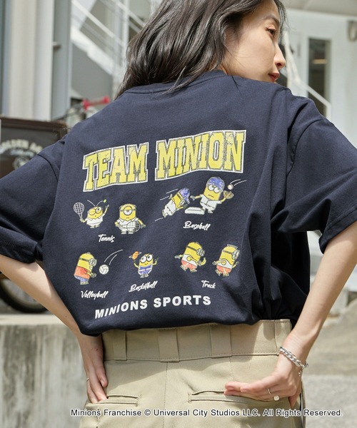 MINIONS（ミニオンズ）の「MINIONS/ミニオンズ 別注 ヴィンテージライクデザインビッグ半袖Tシャツ（Tシャツ/カットソー・レディース・スミクロ/アイボリー/オフホワイト/ネイビー/ブラック系・FREE）」の5枚目の写真