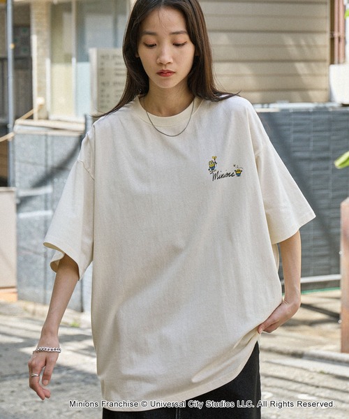 MINIONS（ミニオンズ）の「MINIONS/ミニオンズ 別注 ヴィンテージライクデザインビッグ半袖Tシャツ（Tシャツ/カットソー・レディース・スミクロ/アイボリー/オフホワイト/ネイビー/ブラック系・FREE）」の22枚目の写真