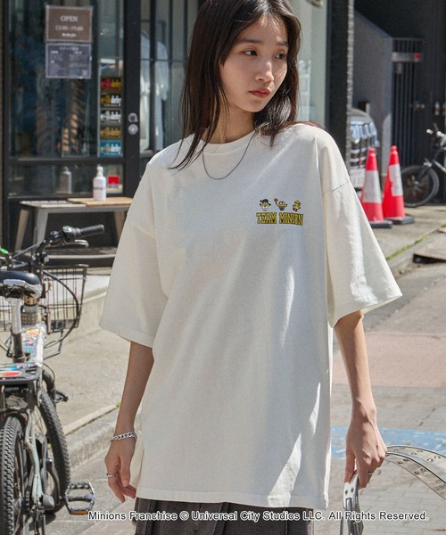 MINIONS（ミニオンズ）の「MINIONS/ミニオンズ 別注 ヴィンテージライクデザインビッグ半袖Tシャツ（Tシャツ/カットソー・レディース・スミクロ/アイボリー/オフホワイト/ネイビー/ブラック系・FREE）」の11枚目の写真