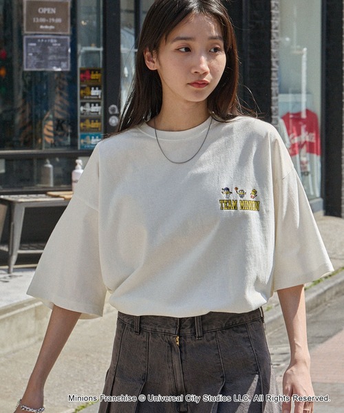 MINIONS（ミニオンズ）の「MINIONS/ミニオンズ 別注 ヴィンテージライクデザインビッグ半袖Tシャツ（Tシャツ/カットソー・レディース・スミクロ/アイボリー/オフホワイト/ネイビー/ブラック系・FREE）」の13枚目の写真