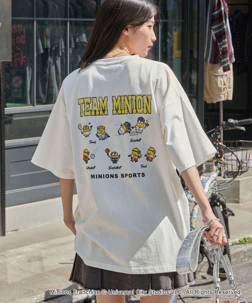 MINIONS（ミニオンズ）の「MINIONS/ミニオンズ 別注 ヴィンテージライクデザインビッグ半袖Tシャツ（Tシャツ/カットソー・レディース・スミクロ/アイボリー/オフホワイト/ネイビー/ブラック系・FREE）」の15枚目の写真