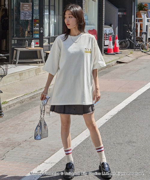 MINIONS（ミニオンズ）の「MINIONS/ミニオンズ 別注 ヴィンテージライクデザインビッグ半袖Tシャツ（Tシャツ/カットソー・レディース・スミクロ/アイボリー/オフホワイト/ネイビー/ブラック系・FREE）」の16枚目の写真