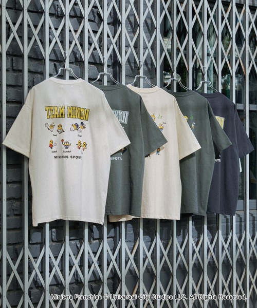 MINIONS（ミニオンズ）の「MINIONS/ミニオンズ 別注 ヴィンテージライクデザインビッグ半袖Tシャツ（Tシャツ/カットソー・レディース・スミクロ/アイボリー/オフホワイト/ネイビー/ブラック系・FREE）」の6枚目の写真