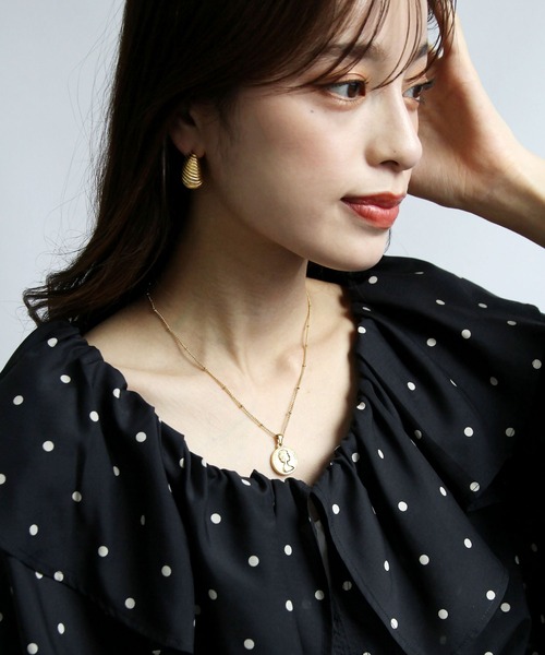 abaskdesign(アバスクデザイン)の「金属アレルギー対応 ドロップストライプゴールドステンレスピアス(ピアス(両耳用)・レディース・ゴールド・FREE)」の3枚目の写真