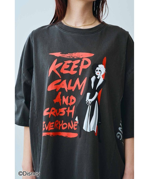 MEDE19F（メデジュウキュウ）の「ＭＥＤＥ１９Ｆ　【Ｄｉｓｎｅｙ】古着屋でみつけたようなリメイクライクＴシャツ／クルエラ（Tシャツ/カットソー・レディース・スミクロ・3/2/1）」の2枚目の写真