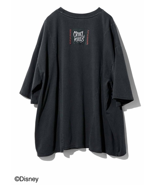 MEDE19F（メデジュウキュウ）の「ＭＥＤＥ１９Ｆ　【Ｄｉｓｎｅｙ】古着屋でみつけたようなリメイクライクＴシャツ／クルエラ（Tシャツ/カットソー・レディース・スミクロ・3/2/1）」の4枚目の写真