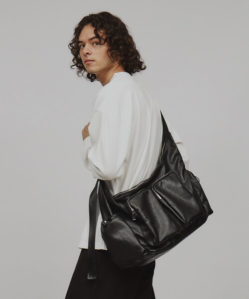 tk.TAKEO KIKUCHI（ティーケータケオキクチ）の「◆ダブルポケットビッグショルダーバッグ（ショルダーバッグ・メンズ・ブラック系7/ブラック/グレー系その他/ブラック系・00）」の4枚目の写真