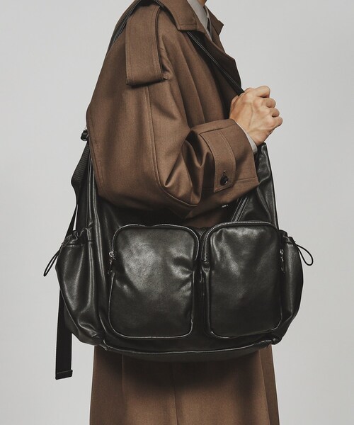 tk.TAKEO KIKUCHI（ティーケータケオキクチ）の「◆ダブルポケットビッグショルダーバッグ（ショルダーバッグ・メンズ・ブラック系7/ブラック/グレー系その他/ブラック系・00）」の2枚目の写真