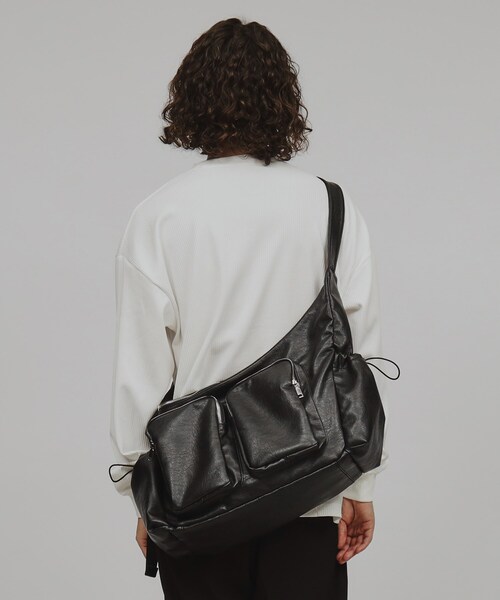 tk.TAKEO KIKUCHI（ティーケータケオキクチ）の「◆ダブルポケットビッグショルダーバッグ（ショルダーバッグ・メンズ・ブラック系7/ブラック/グレー系その他/ブラック系・00）」の5枚目の写真