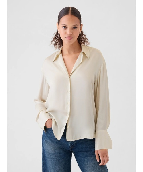 GAP(ギャップ)の「サテン パーフェクトシャツ(シャツ/ブラウス・レディース・ブラック/ベージュ・XXS/L/M/S/XS)」の2枚目の写真