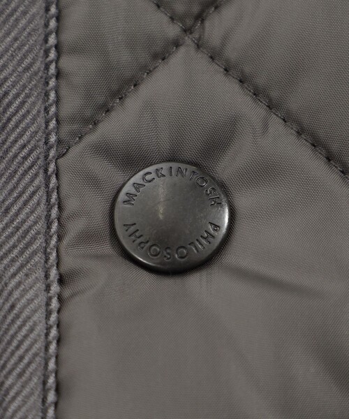 MACKINTOSH PHILOSOPHY(マッキントッシュ フィロソフィー)の「【WEB&一部店舗限定】高密度タフタ キルティング スタンドカラーロングコート(ステンカラーコート・メンズ・ブラック/チャコールグレー・40/38)」の10枚目の写真