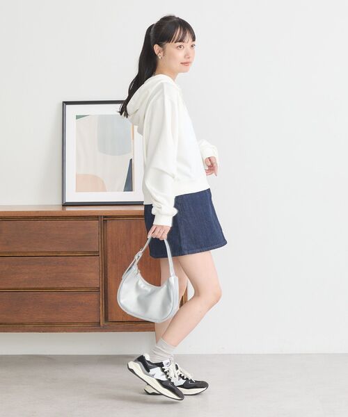 earth music&ecology(アースミュージックアンドエコロジー)の「Lee×e.m.a.eショート丈パーカー(スウェット・レディース・グレー/レッド/ホワイト/ネイビー・FREE)」の6枚目の写真