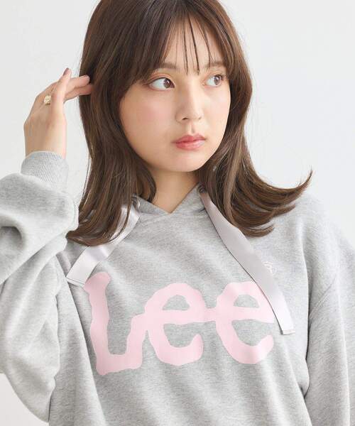 earth music&ecology(アースミュージックアンドエコロジー)の「Lee×e.m.a.eショート丈パーカー(スウェット・レディース・グレー/レッド/ホワイト/ネイビー・FREE)」の10枚目の写真