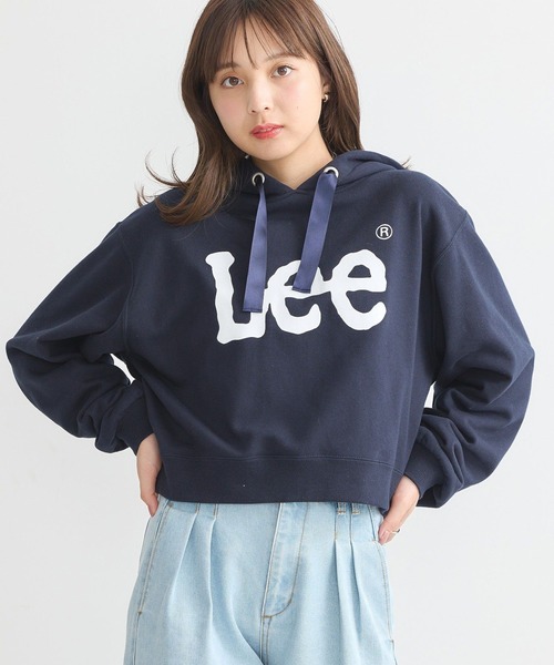 earth music&ecology(アースミュージックアンドエコロジー)の「Lee×e.m.a.eショート丈パーカー(スウェット・レディース・グレー/レッド/ホワイト/ネイビー・FREE)」の3枚目の写真