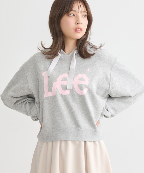 earth music&ecology(アースミュージックアンドエコロジー)の「Lee×e.m.a.eショート丈パーカー(スウェット・レディース・グレー/レッド/ホワイト/ネイビー・FREE)」の2枚目の写真