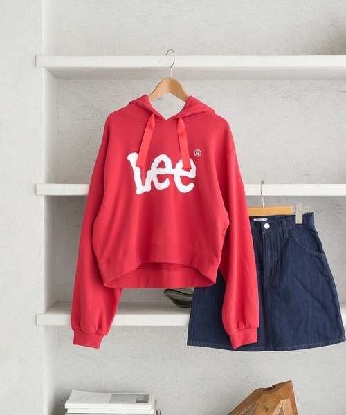 earth music&ecology(アースミュージックアンドエコロジー)の「Lee×e.m.a.eショート丈パーカー(スウェット・レディース・グレー/レッド/ホワイト/ネイビー・FREE)」の4枚目の写真