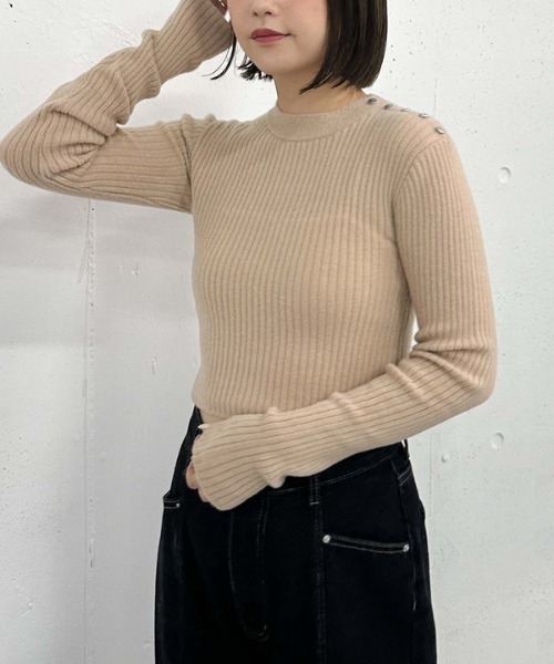 archives（アルシーヴ）の「肩ボタンモールリブニット（ニット/セーター・レディース・ピンクベージュ/ブラック/ブルー/オフホワイト・MEDIUM）」の4枚目の写真