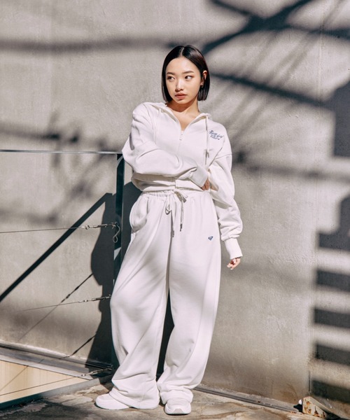 ROXY（ロキシー）の「SUN CHASERS PANTS /ロキシーアジャスターコード付きスウェットパンツ（スウェットパンツ・レディース・ホワイト/ピンク/グレー・LARGE/MEDIUM/SMALL）」の2枚目の写真
