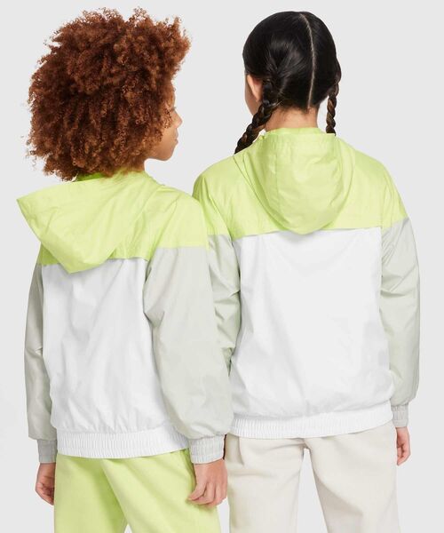 NIKE（ナイキ）の「ナイキ スポーツウェア ウィンドランナー ジュニア フーデッド レペル ジャケット / Nike Sportswear Windrunner Big Kids' Hooded Repel Jacket FZ5516-736 Light Lemon Twist（ナイロンジャケット・キッズ・イエロー系その他2・160/150/140/170/130）」の21枚目の写真