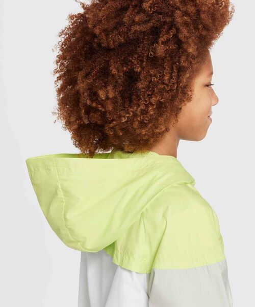 NIKE（ナイキ）の「ナイキ スポーツウェア ウィンドランナー ジュニア フーデッド レペル ジャケット / Nike Sportswear Windrunner Big Kids' Hooded Repel Jacket FZ5516-736 Light Lemon Twist（ナイロンジャケット・キッズ・イエロー系その他2・160/150/140/170/130）」の16枚目の写真