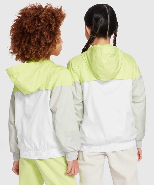 NIKE（ナイキ）の「ナイキ スポーツウェア ウィンドランナー ジュニア フーデッド レペル ジャケット / Nike Sportswear Windrunner Big Kids' Hooded Repel Jacket FZ5516-736 Light Lemon Twist（ナイロンジャケット・キッズ・イエロー系その他2・160/150/140/170/130）」の6枚目の写真