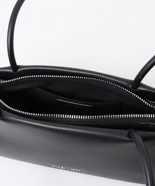CHARLES & KEITH（チャールズ & キース）の「Hazel ヘーゼル ボウ イロンゲイティッドトラペーズショルダーバッグ（ショルダーバッグ・レディース・ピンク系その他3/ホワイト系その他4/スミクロ/ブルーグラス/クリーム・M）」の12枚目の写真