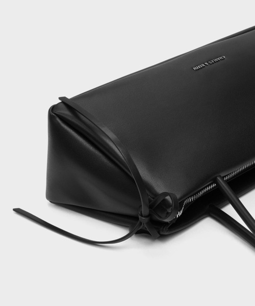 CHARLES & KEITH（チャールズ & キース）の「Hazel ヘーゼル ボウ イロンゲイティッドトラペーズショルダーバッグ（ショルダーバッグ・レディース・ピンク系その他3/ホワイト系その他4/スミクロ/ブルーグラス/クリーム・M）」の9枚目の写真