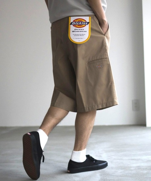 Dickies(ディッキーズ)の「DICKIES サイドポケットワイドハーフパンツ(デニムパンツ・メンズ・インディゴブルー/ベージュ/ブラック/チャコールグレー/ブラック系その他/ダークグリーン・M/L/XL)」の4枚目の写真
