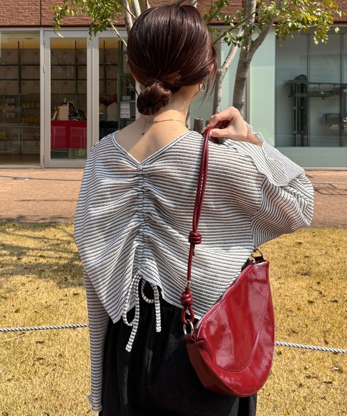 ISOOK（アイスー）の「【ISOOK / アイスー】フロントシャーリングフレアスリーブプルオーバー / 前後2way ドローコード 長袖 Vネック ボートネック 透かし編み シアートップス ラッセル クロップド丈 ショート丈 ボーダー 白 黒 ブラック ホワイト ZOZOTOWN限定（Tシャツ/カットソー・レディース・アイボリー/ブラック・FREE）」の2枚目の写真