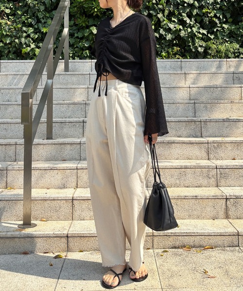 ISOOK（アイスー）の「【ISOOK / アイスー】フロントシャーリングフレアスリーブプルオーバー / 前後2way ドローコード 長袖 Vネック ボートネック 透かし編み シアートップス ラッセル クロップド丈 ショート丈 ボーダー 白 黒 ブラック ホワイト ZOZOTOWN限定（Tシャツ/カットソー・レディース・アイボリー/ブラック・FREE）」の6枚目の写真