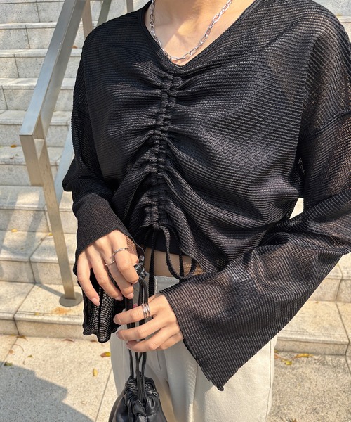 ISOOK（アイスー）の「【ISOOK / アイスー】フロントシャーリングフレアスリーブプルオーバー / 前後2way ドローコード 長袖 Vネック ボートネック 透かし編み シアートップス ラッセル クロップド丈 ショート丈 ボーダー 白 黒 ブラック ホワイト ZOZOTOWN限定（Tシャツ/カットソー・レディース・アイボリー/ブラック・FREE）」の17枚目の写真