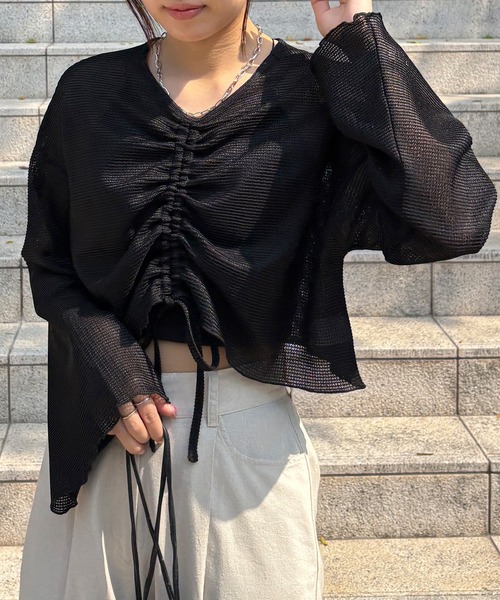 ISOOK（アイスー）の「【ISOOK / アイスー】フロントシャーリングフレアスリーブプルオーバー / 前後2way ドローコード 長袖 Vネック ボートネック 透かし編み シアートップス ラッセル クロップド丈 ショート丈 ボーダー 白 黒 ブラック ホワイト ZOZOTOWN限定（Tシャツ/カットソー・レディース・アイボリー/ブラック・FREE）」の8枚目の写真