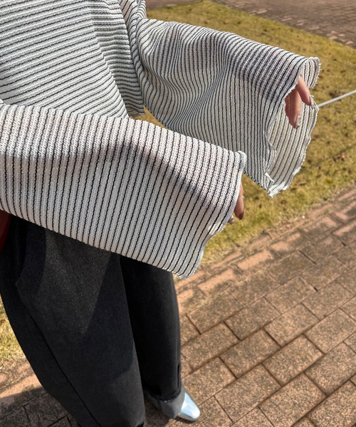 ISOOK（アイスー）の「【ISOOK / アイスー】フロントシャーリングフレアスリーブプルオーバー / 前後2way ドローコード 長袖 Vネック ボートネック 透かし編み シアートップス ラッセル クロップド丈 ショート丈 ボーダー 白 黒 ブラック ホワイト ZOZOTOWN限定（Tシャツ/カットソー・レディース・アイボリー/ブラック・FREE）」の22枚目の写真