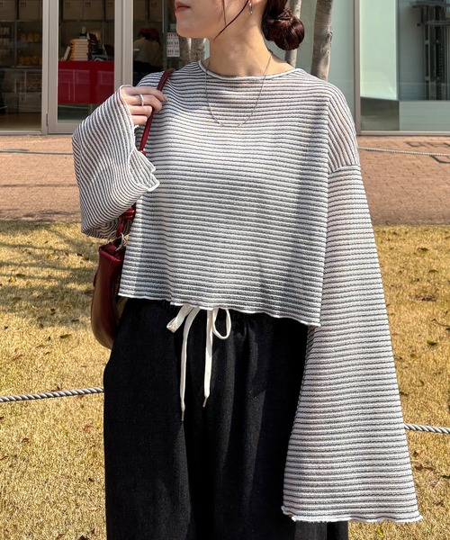 ISOOK（アイスー）の「【ISOOK / アイスー】フロントシャーリングフレアスリーブプルオーバー / 前後2way ドローコード 長袖 Vネック ボートネック 透かし編み シアートップス ラッセル クロップド丈 ショート丈 ボーダー 白 黒 ブラック ホワイト ZOZOTOWN限定（Tシャツ/カットソー・レディース・アイボリー/ブラック・FREE）」の13枚目の写真