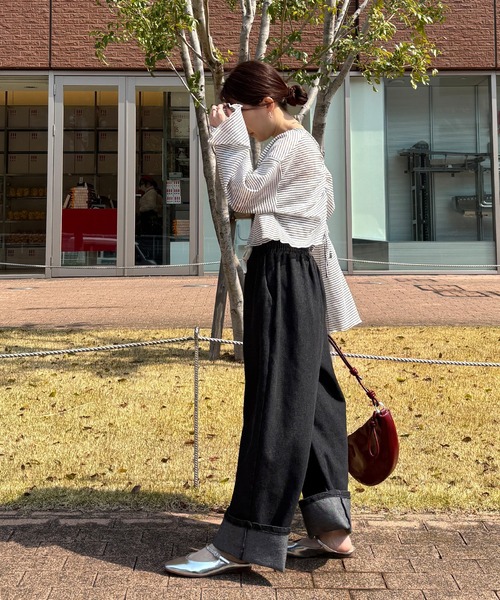 ISOOK（アイスー）の「【ISOOK / アイスー】フロントシャーリングフレアスリーブプルオーバー / 前後2way ドローコード 長袖 Vネック ボートネック 透かし編み シアートップス ラッセル クロップド丈 ショート丈 ボーダー 白 黒 ブラック ホワイト ZOZOTOWN限定（Tシャツ/カットソー・レディース・アイボリー/ブラック・FREE）」の11枚目の写真