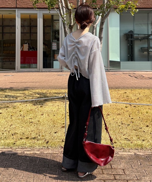 ISOOK（アイスー）の「【ISOOK / アイスー】フロントシャーリングフレアスリーブプルオーバー / 前後2way ドローコード 長袖 Vネック ボートネック 透かし編み シアートップス ラッセル クロップド丈 ショート丈 ボーダー 白 黒 ブラック ホワイト ZOZOTOWN限定（Tシャツ/カットソー・レディース・アイボリー/ブラック・FREE）」の12枚目の写真