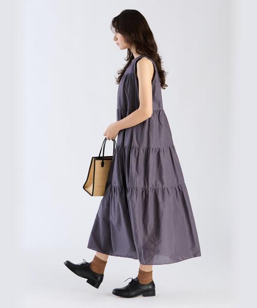 To b. by agnes b.(トゥービーバイアニエスベー)の「ブイネックティアードドレス(ワンピース・レディース・グレー系その他・38/40/36)」の2枚目の写真