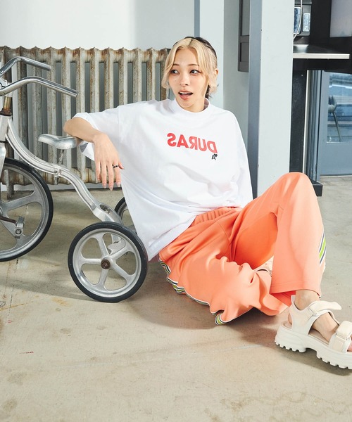 DURAS(デュラス)の「反転ロゴオーバーTシャツ(Tシャツ/カットソー・レディース・ホワイト×レッド/ホワイト×ゴールド/ホワイト×ブラック・SMALL/MEDIUM)」の12枚目の写真