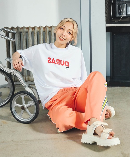 DURAS(デュラス)の「反転ロゴオーバーTシャツ(Tシャツ/カットソー・レディース・ホワイト×レッド/ホワイト×ゴールド/ホワイト×ブラック・SMALL/MEDIUM)」の13枚目の写真