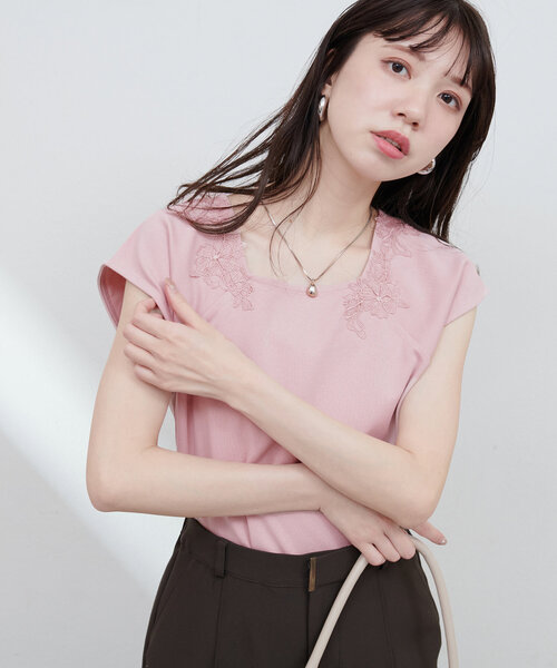 natural couture(ナチュラルクチュール)の「【WEB限定】花柄レーススクエアネックTシャツ(Tシャツ/カットソー・レディース・ピンク/オフホワイト/ミント/ネイビー・FREE)」の4枚目の写真