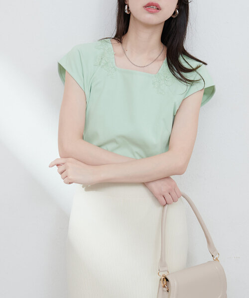 natural couture(ナチュラルクチュール)の「【WEB限定】花柄レーススクエアネックTシャツ(Tシャツ/カットソー・レディース・ピンク/オフホワイト/ミント/ネイビー・FREE)」の1枚目の写真