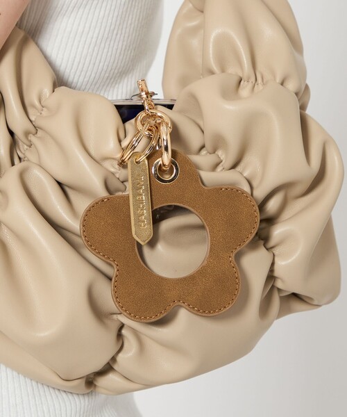 HASHIBAMI（ハシバミ）の「【別注】＜Hashibami＞フラワーモチーフ ハンドストラップ/スマホストラップ（スマホグッズ・レディース・ベージュ/その他1/ブラック・FREE）」の3枚目の写真