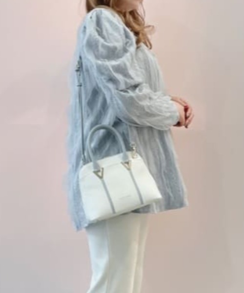 SAMANTHAVEGA(サマンサベガ)の「Vカットショルダーバッグ(ショルダーバッグ・レディース・ブラック/グレイッシュベージュ/ホワイト・FREE)」の2枚目の写真