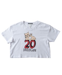 BLACK SCORE（ブラックスコア）の「BLACK SCORE × DRESSLAVE / 20th act cocky tee(アニバーサリー アクトコッキーミドリフ丈Tシャツ BSMCC UNISEX T SHIRT)（Tシャツ/カットソー）」