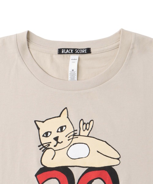 BLACK SCORE(ブラックスコア)の「BLACK SCORE × DRESSLAVE / 20th act cocky tee(アニバーサリー アクトコッキーミドリフ丈Tシャツ BSMCC UNISEX T SHIRT)(Tシャツ/カットソー・レディース・ホワイト/ベージュ・36)」の4枚目の写真