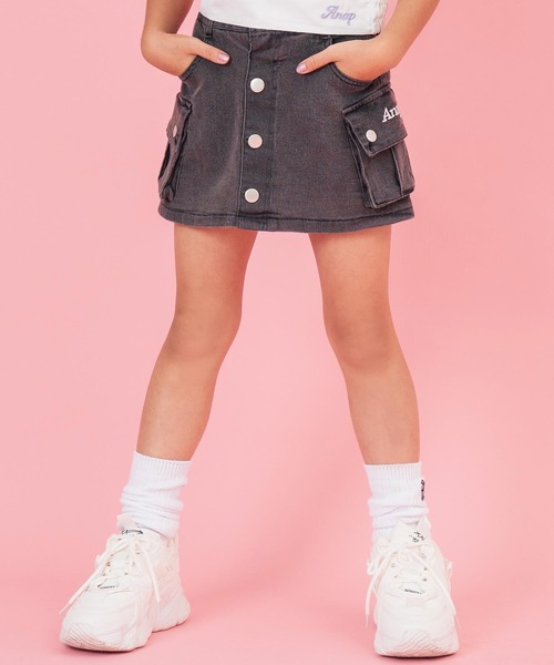 ANAP kids（アナップキッズ）の「カーゴ デニム ミニスカパン【ジュニアお揃い】（スカート・キッズ・ライトブルー/ブラック・110cm/120cm/130cm）」の2枚目の写真