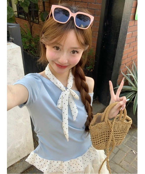 Ritzy(リッツィー)の「3色展開オフショルダー 首元リボン ドット柄のフリル Tシャツ/カットソー(Tシャツ/カットソー・レディース・ブラック/ホワイト/ブルー・FREE)」の3枚目の写真