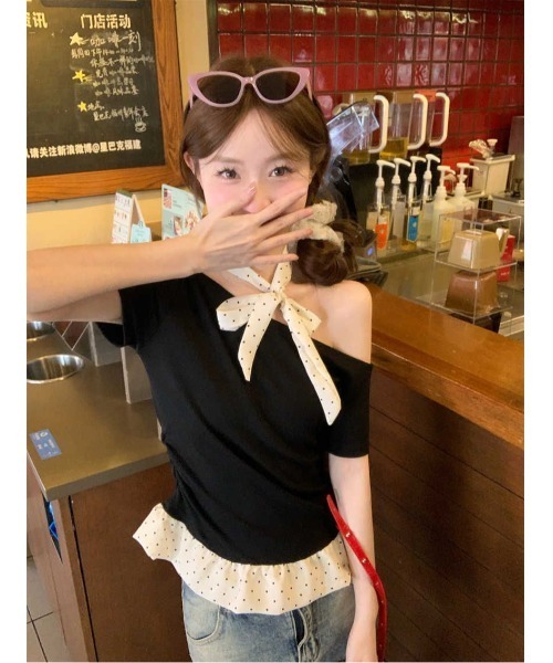 Ritzy(リッツィー)の「3色展開オフショルダー 首元リボン ドット柄のフリル Tシャツ/カットソー(Tシャツ/カットソー・レディース・ブラック/ホワイト/ブルー・FREE)」の2枚目の写真
