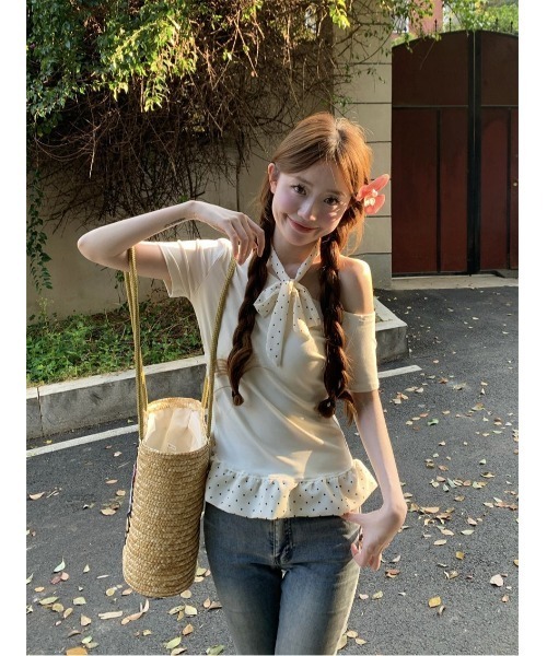 Ritzy(リッツィー)の「3色展開オフショルダー 首元リボン ドット柄のフリル Tシャツ/カットソー(Tシャツ/カットソー・レディース・ブラック/ホワイト/ブルー・FREE)」の4枚目の写真